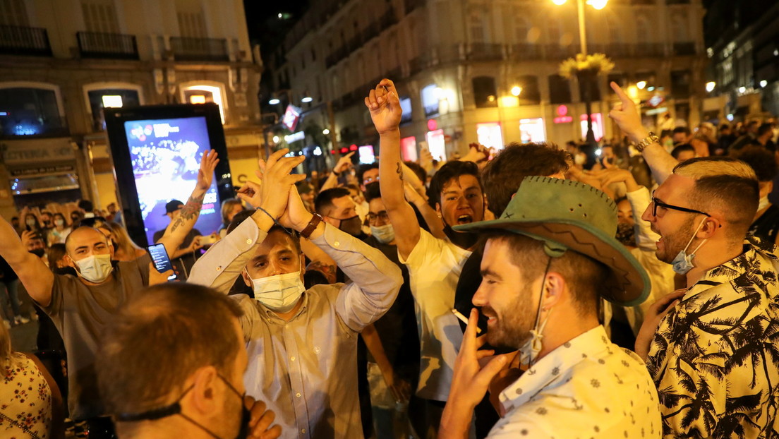 VIDEOS: Miles de personas celebran el fin de estado de alarma en España con fiestas y botellones