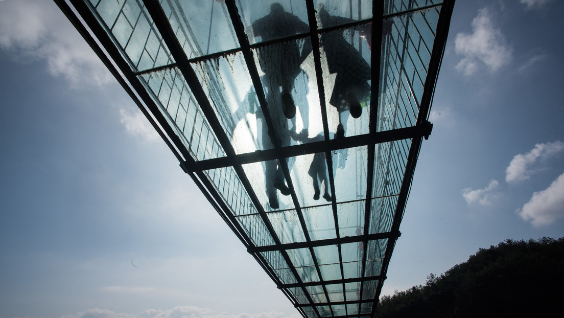FOTOS: Un turista queda atrapado en un puente de 100 metros de altura con fondo de vidrio dañado por vientos huracanados de hasta 150 km/h