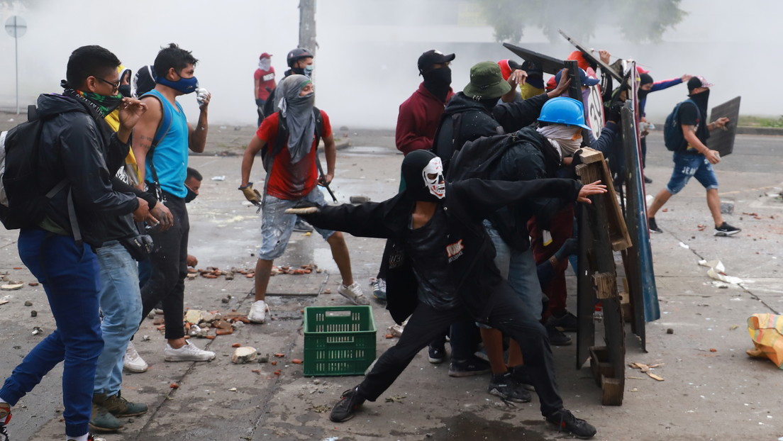 VIDEOS: La policía colombiana y ciudadanos sin uniforme disparan contra la minga indígena en una protesta en el sur de Cali