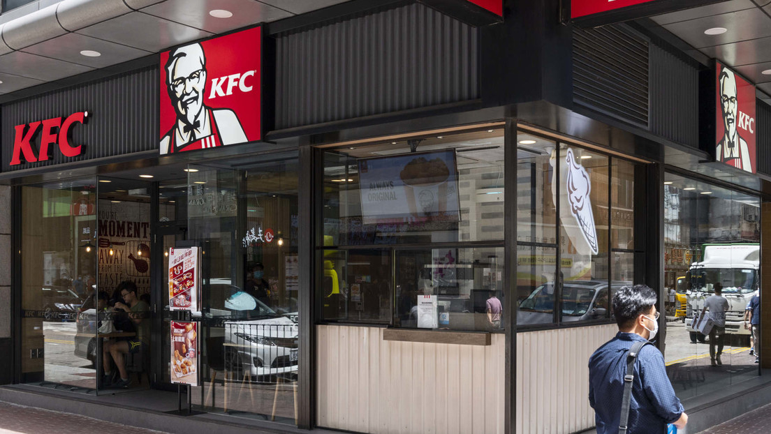 Estudiantes chinos estafan a KFC con miles de dólares obteniendo comida gratis para luego revenderla