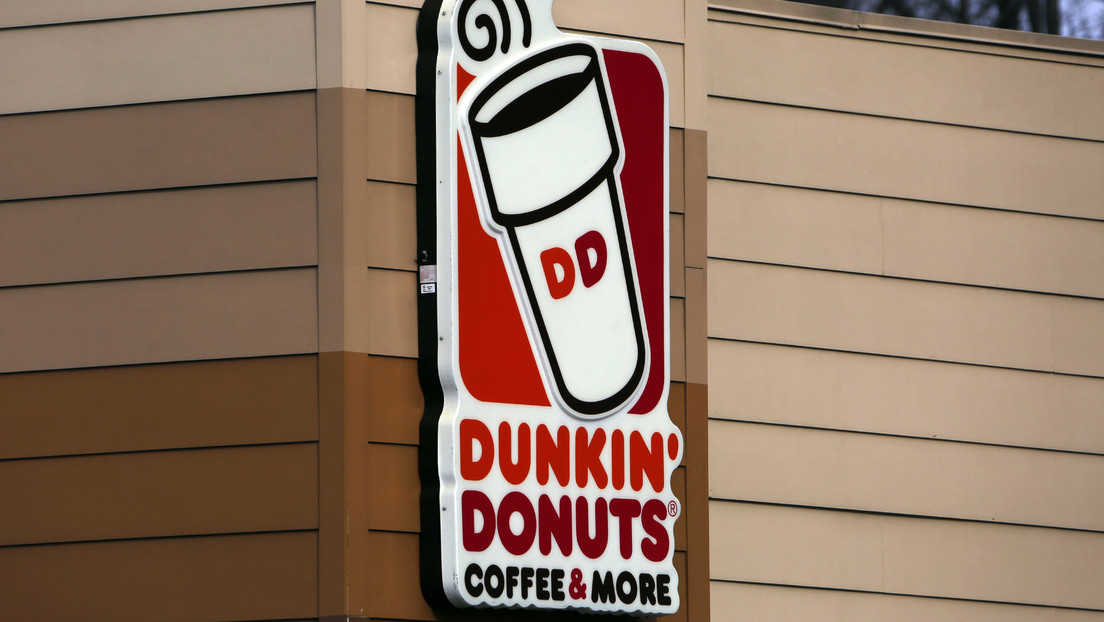 Empleado de Dunkin' Donuts mata de un puñetazo a un cliente de 77 años por un insulto racista