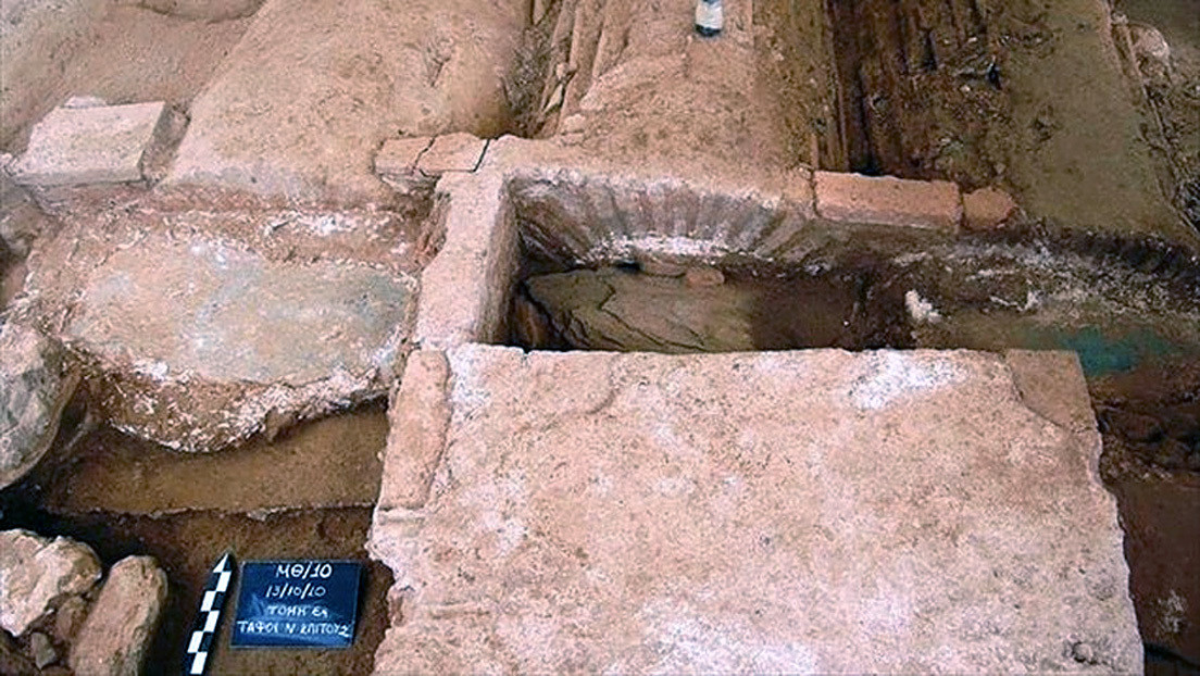 FOTO: Descubren en Grecia la tumba de un guerrero romano con una espada deliberadamente doblada