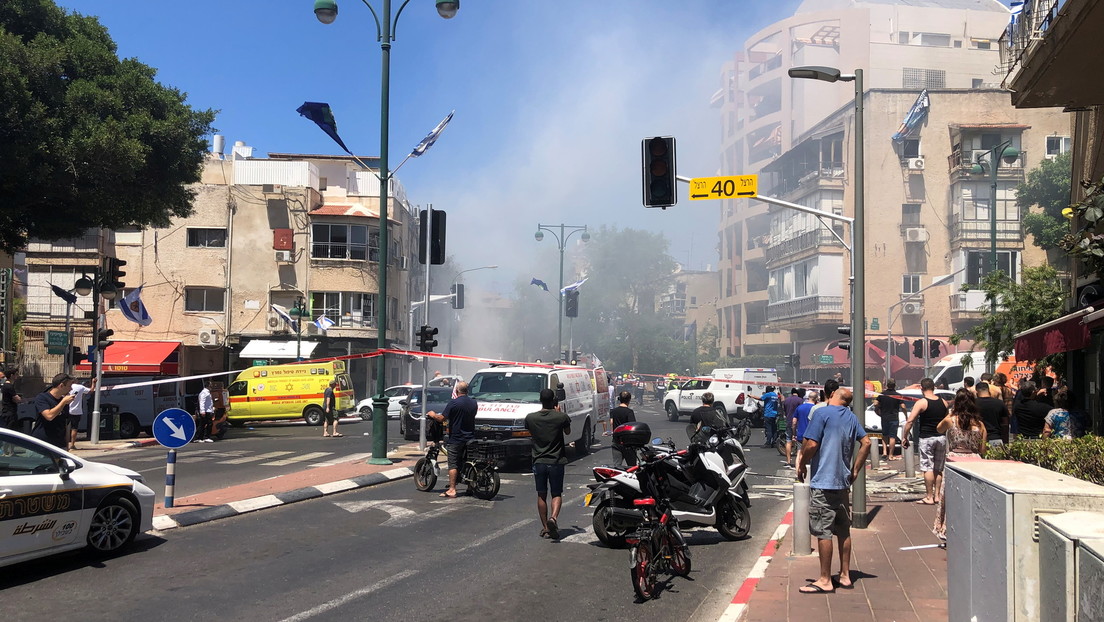 VIDEO: Bañistas huyen de una playa mientras suenan las alarmas de ataque aéreo en Tel Aviv
