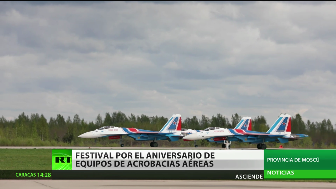 Festival en Moscú celebra el aniversario de equipos de vuelo acrobático