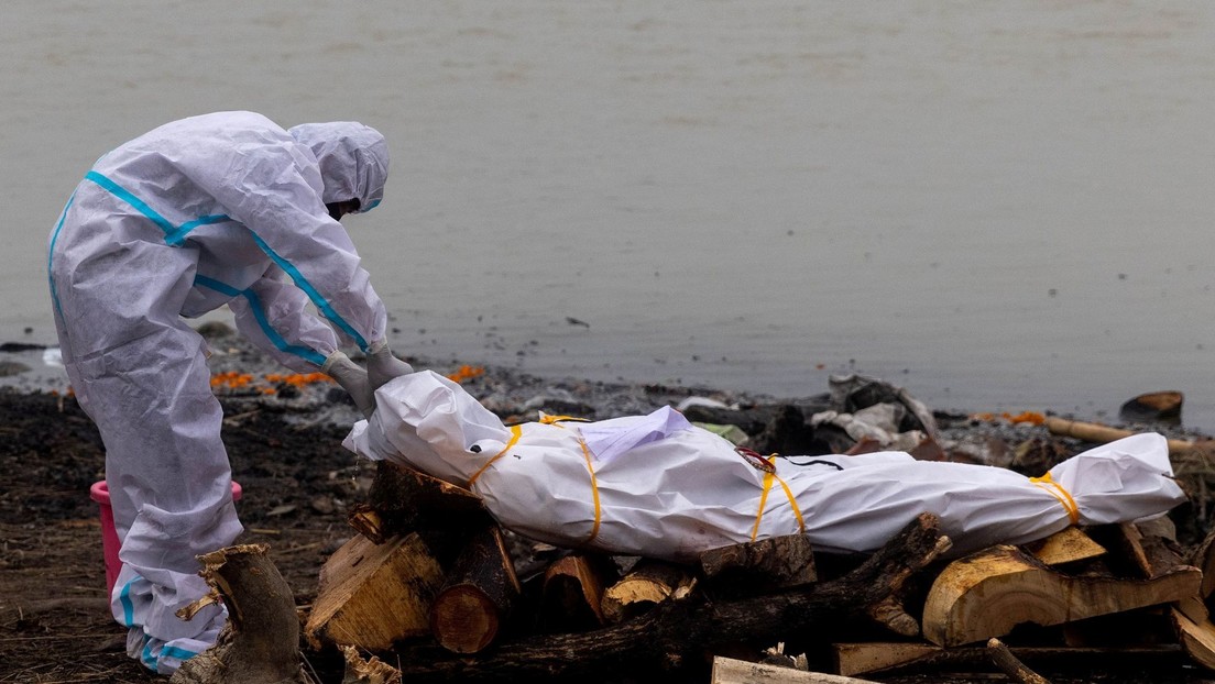 Una autoridad de la India reconoce que se están arrojando cuerpos de muertos por covid-19 en muchos ríos