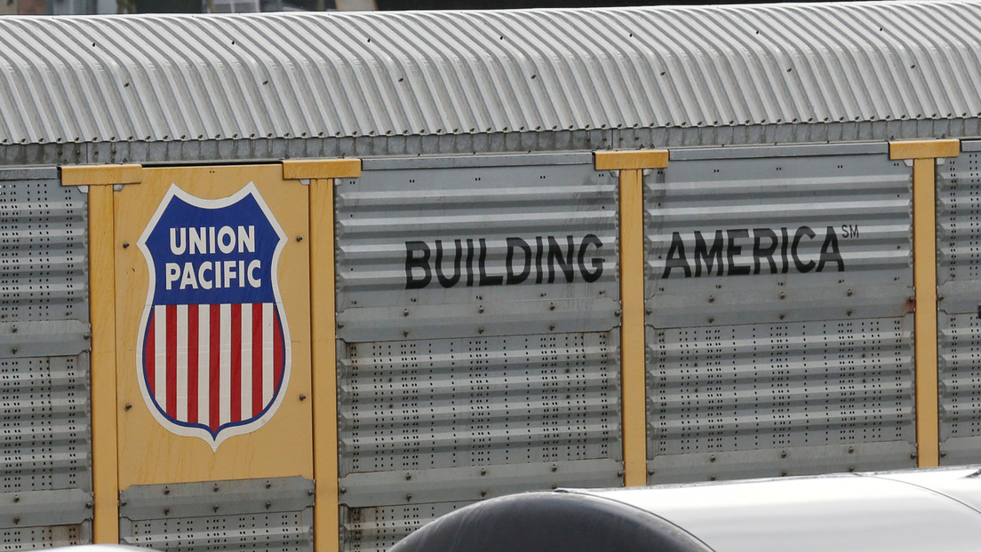 VIDEO: Detectan fugas de ácido clorhídrico en dos vagones de un tren de mercancías que descarriló en EE.UU.