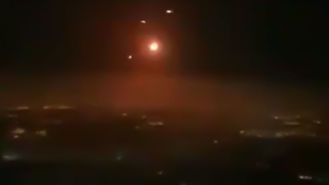 VIDEO: Un pasajero graba desde un avión cómo la Cúpula de Hierro intercepta múltiples cohetes sobre Tel Aviv