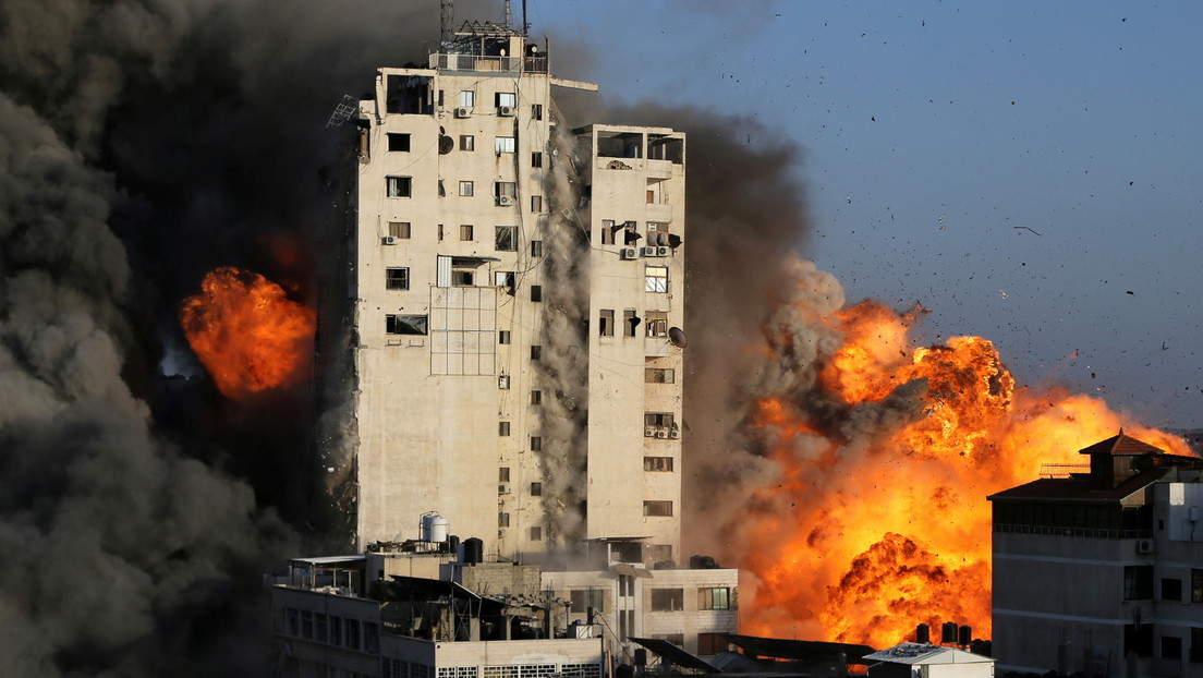 VIDEO: Un palestino graba de cerca el desplome de una torre residencial en Gaza tras un ataque israelí