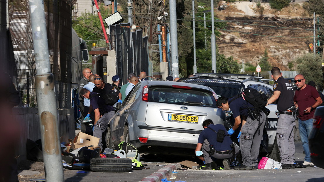 VIDEOS: Un coche embiste contra un puesto de control en un barrio de Jerusalén Este y deja siete policías israelíes heridos
