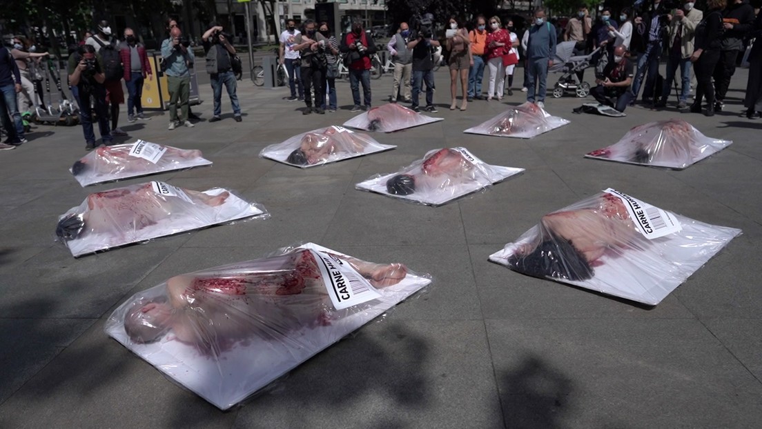 VIDEO: Activistas desnudos 'se envasan' en Madrid para protestar contra el consumo masivo de carne