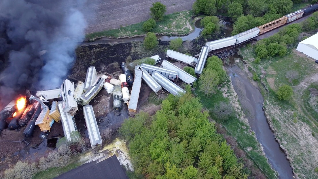 VIDEOS: Un tren con fertilizantes descarrila en EE.UU. y queda envuelto en llamas