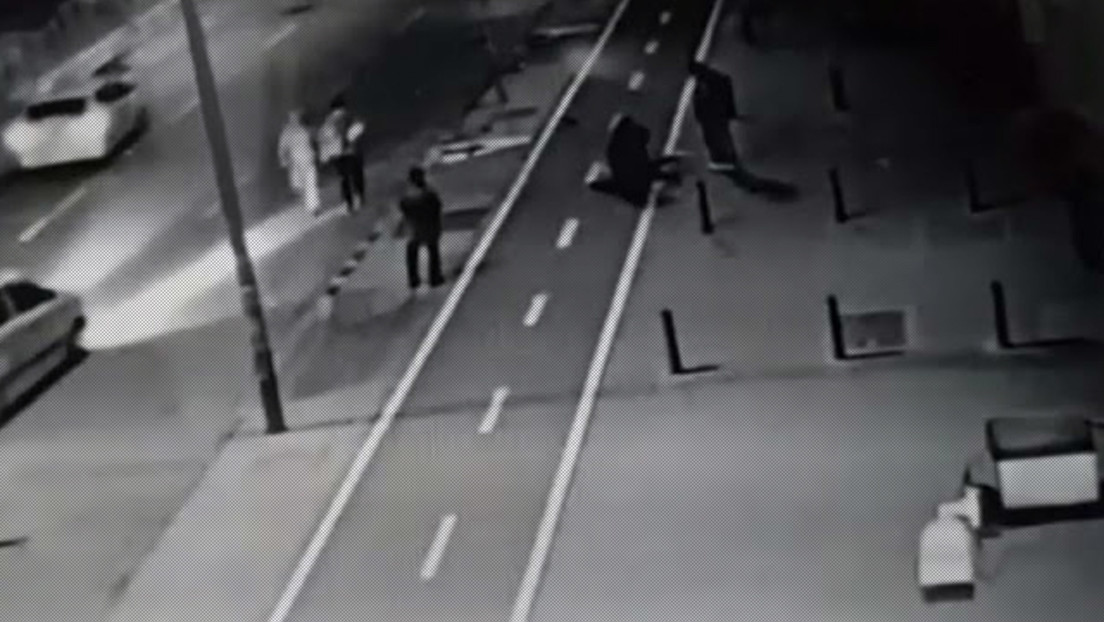 VIDEO: Tres sujetos agreden a una joven en Bogotá para robarle la bicicleta y la arrastran por el suelo cuando trata de defenderse