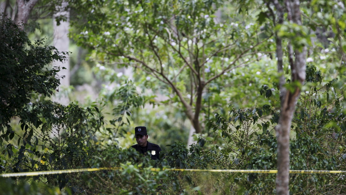 Las autoridades salvadoreñas hallan 14 cuerpos en fosas en el interior de la casa de un expolicía en Chalchuapa