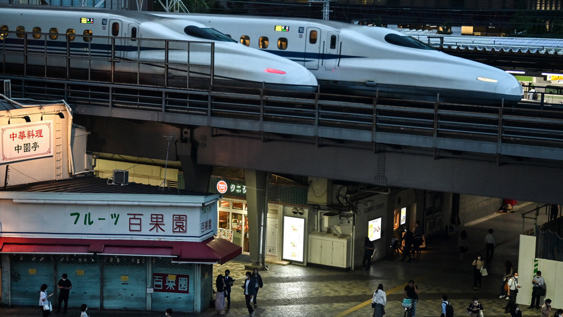 Un maquinista japonés deja la cabina de un tren bala que circulaba a toda velocidad para ir al baño y se enfrenta a un posible castigo