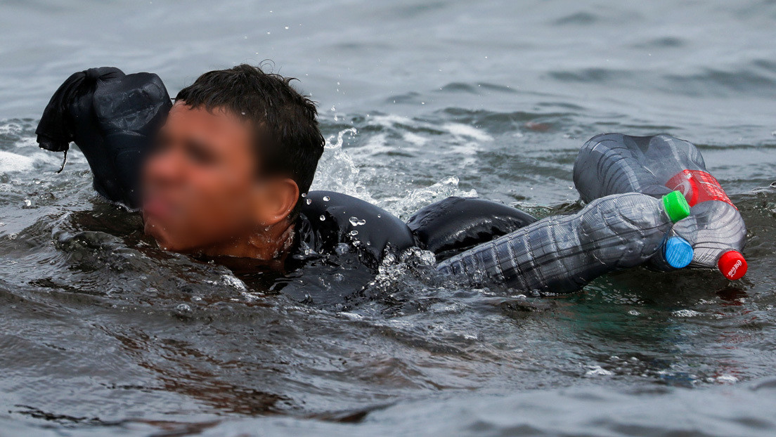Las impactantes imágenes de un niño migrante que usa botellas de plástico para mantenerse a flote en el mar en su intento por alcanzar Ceuta