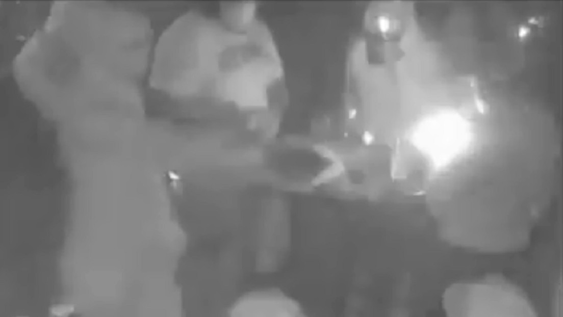 Un hombre es asesinado a tiros tras discutir con otro por el turno para ir al baño en un bar (VIDEO)