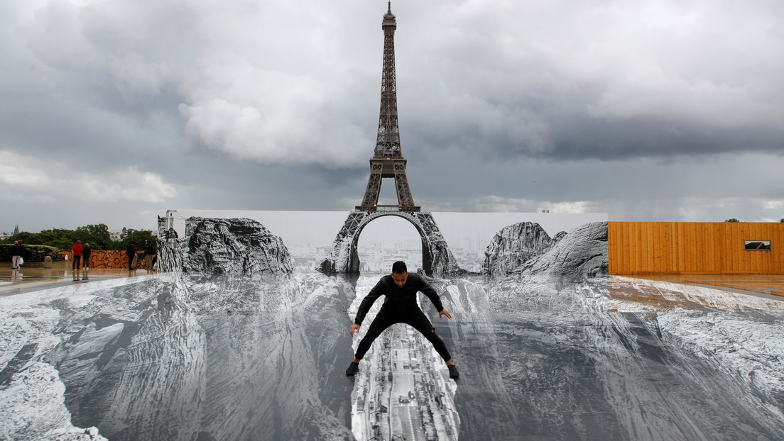 FOTOS: Una ilusión óptica hace 'flotar' la torre Eiffel sobre un enorme barranco