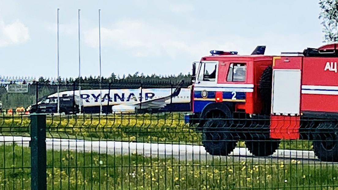 Una amenaza de bomba provoca el aterrizaje de emergencia de un avión de Ryanair en Bielorrusia, tras el cual detienen a un periodista opositor