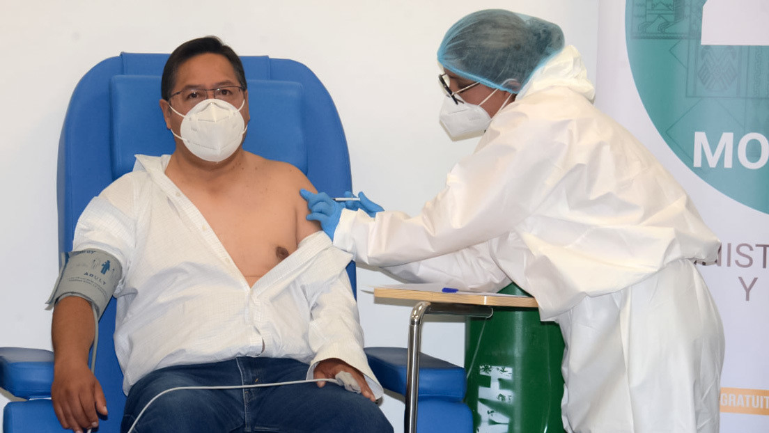 Luis Arce recibe la primera dosis de la vacuna Sputnik V contra el coronavirus