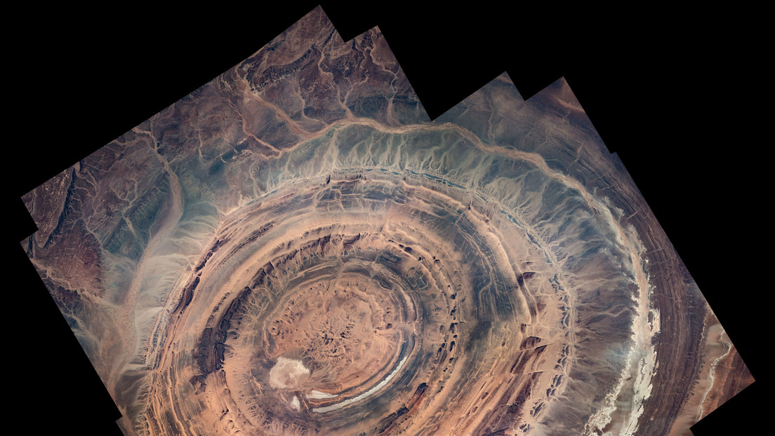 FOTOS: Nuevas imágenes desde el espacio revelan la cara más marciana del 'Ojo del Sáhara'