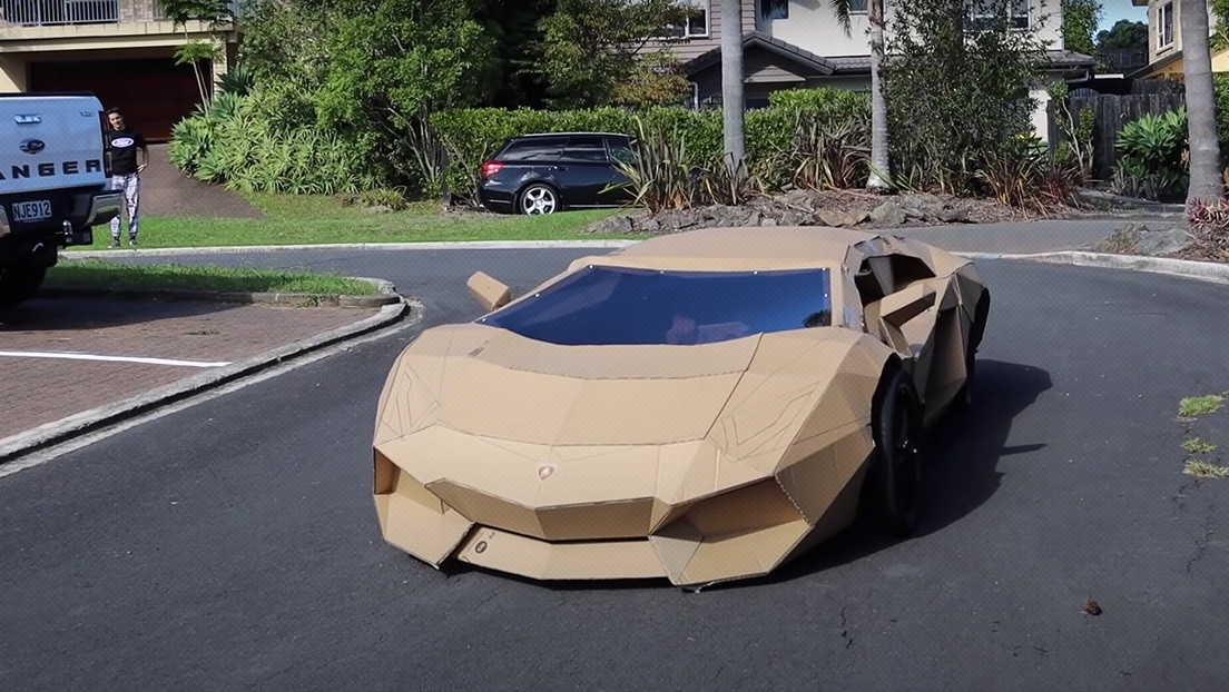 Un 'youtuber' crea un Lamborghini de cartón, lo vende por más de 7.000 dólares y dona el dinero a un hospital para niños (VIDEO)