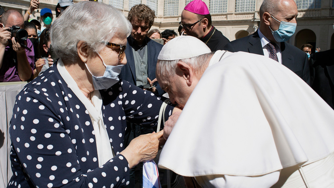 FOTO: El papa Francisco besa el número tatuado por los nazis en el brazo de una sobreviviente de Auschwitz