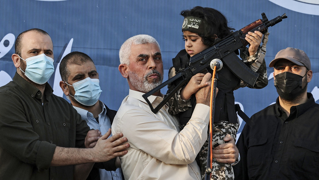 Ejército israelí publica un video del líder de Hamás posando con un niño armado