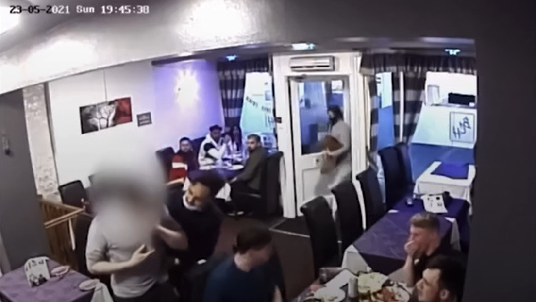 VIDEO: Un camarero salva la vida a un cliente que se atragantó con un trozo de pollo aplicándole la maniobra de Heimlich