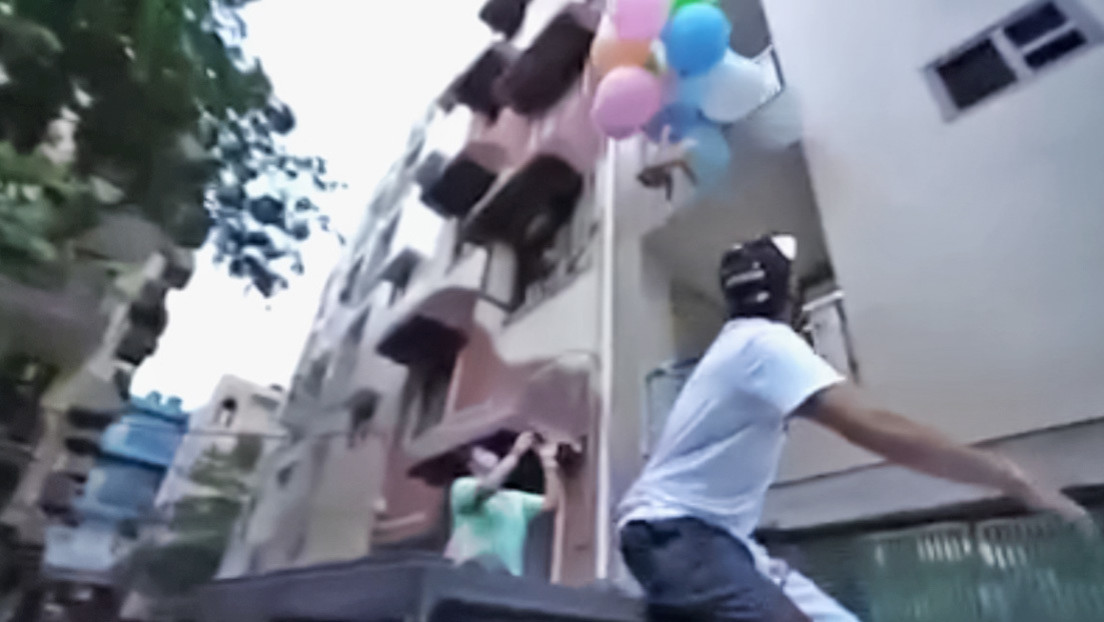 Detienen en la India a un 'youtuber' que ató a su perrita a globos de hidrógeno y subió a la Red el video de su vuelo (VIDEO)