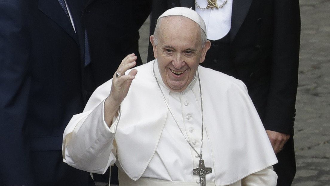 "Mucha cachaza y poca oración": El papa Francisco bromea sobre los brasileños (VIDEO)