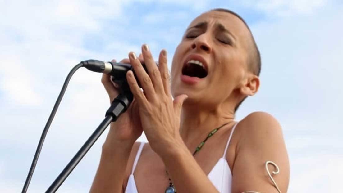 Las dos frases que una cantante argentina cambió en el himno nacional para darle un toque feminista