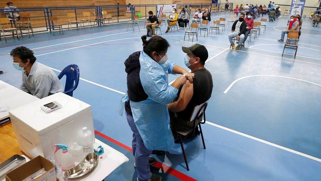 El país donde se disparan otra vez los contagios de covid-19 a pesar de tener más población vacunada en Latinoamérica