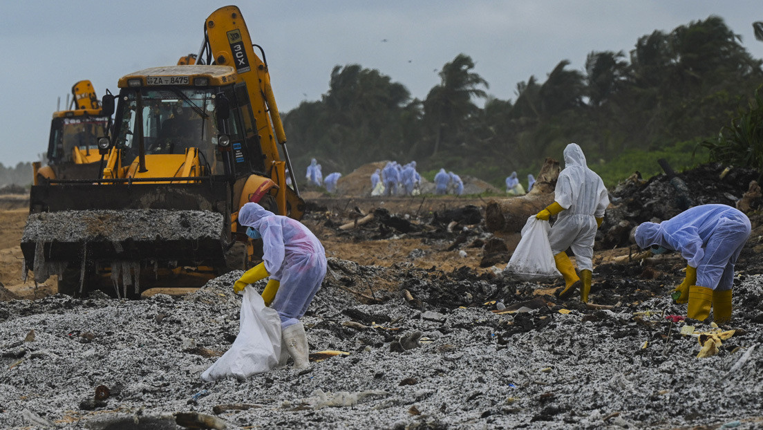 Toneladas de gránulos de plástico de un portacontenedores en llamas cubren una popular playa de Sri Lanka y amenaza con un desastre ambiental