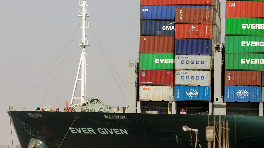 La 'saga' del Ever Given: otro barco encalla en el canal de Suez y las redes estallan