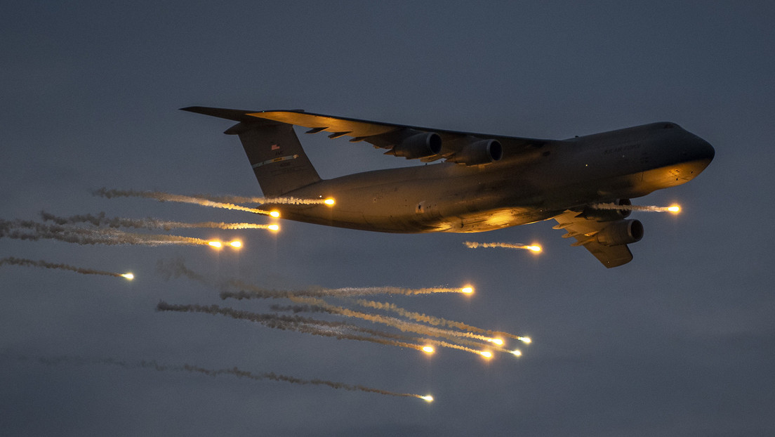 FOTOS: El mayor avión de la Fuerza Aérea de EE.UU. prueba bengalas antimisiles