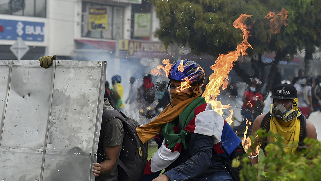 ¿Una denuncia por paramilitarismo? Ataques de civiles armados contra manifestantes en Colombia avivan las críticas al ministro de Defensa