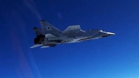 Un MiG-31 ruso despega para "impedir la violación de la frontera" por parte de un avión de reconocimiento de EE.UU. sobre el mar de Chukotka