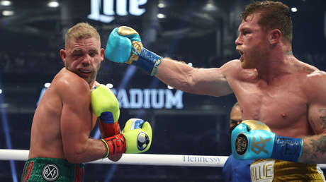 VIDEO: La brutal oleada de golpes de 'Canelo' Álvarez que marcó el fin del invicto de Billy Joe Saunders y lo dejó con una dura herida en un ojo