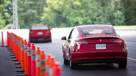 El conductor de un Tesla detenido por sentarse en el asiento trasero sin nadie al volante repite su acción afirmando que "Elon Musk sabe lo que hace"
