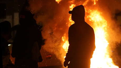 Incendian una sede de la Fiscalía de Colombia tras el caso de la joven que se quitó la vida después de denunciar a 4 policías por abuso sexual