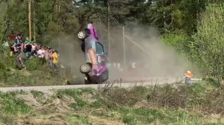 VIDEOS: Un auto sale volando de la pista y por poco embiste a los espectadores durante un rally en Rusia