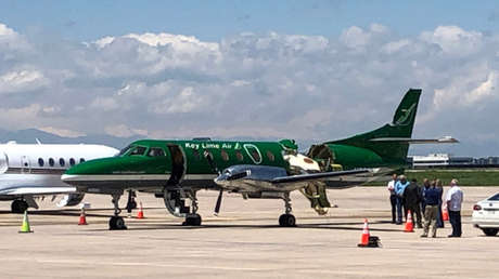 Choque entre dos aeronaves en el aire deja a una casi partida por la mitad y obliga a otra a desplegar un paracaídas