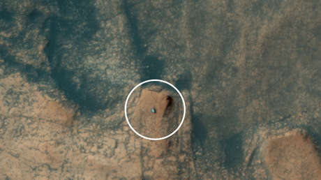 Captan desde el espacio al róver Curiosity de la NASA subiendo a una formación rocosa en Marte