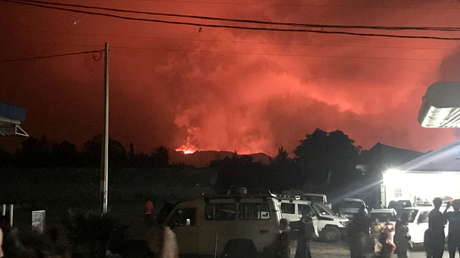 Activan el plan de evacuación para la ciudad congoleña de Goma luego que uno de los volcanes más activos de África entrara en erupción