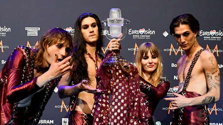 VIDEO: El controvertido gesto del vocalista de la banda ganadora de Eurovisión por el que las redes lo acusaron de estar drogándose en directo