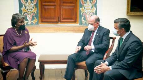 Embajadora de EE.UU. dice que apoyaría una "solución negociada" a la situación en Venezuela tras reunirse con opositores en Ecuador