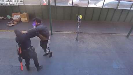 VIDEO: Un indigente arroja al suelo y agrede a una policía en EE.UU. mientras intentaba arrestarlo