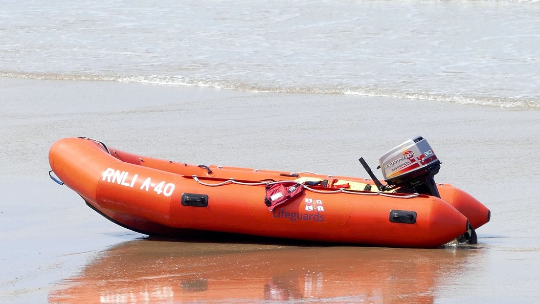 VIDEO: Captan el rescate de una niña que fue arrastrada con su bote mar adentro tras sobrepasar la línea de seguridad en una playa