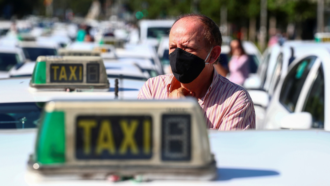 Madrid prohíbe a los taxistas usar camisas de flores y el nuevo código de vestimenta arrasa en las redes