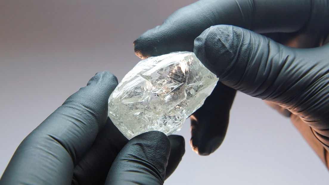 Diamantes gigantes sepultados a cientos de kilómetros bajo la superficie podrían explicar los terremotos en el interior de la Tierra